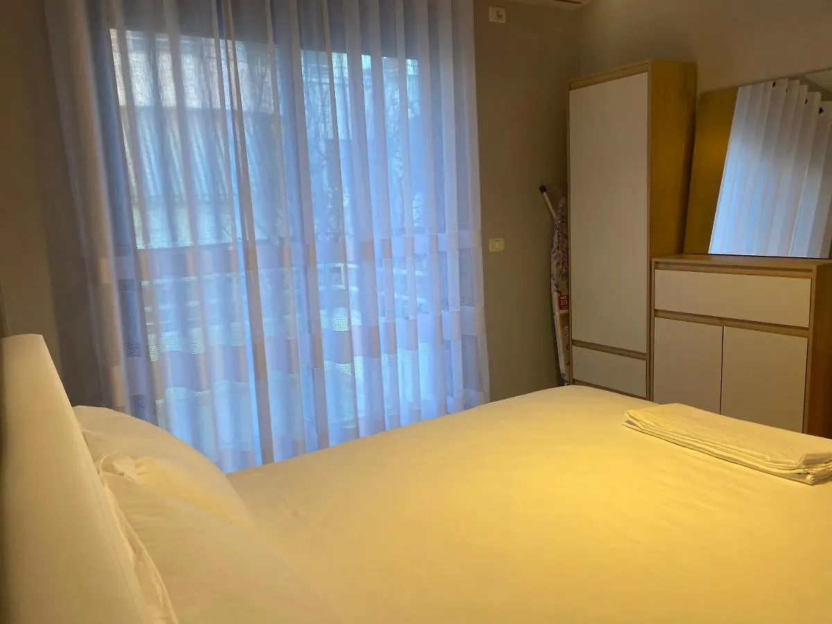 Cheerful 2-Bedroom Apartment In Golem Golem