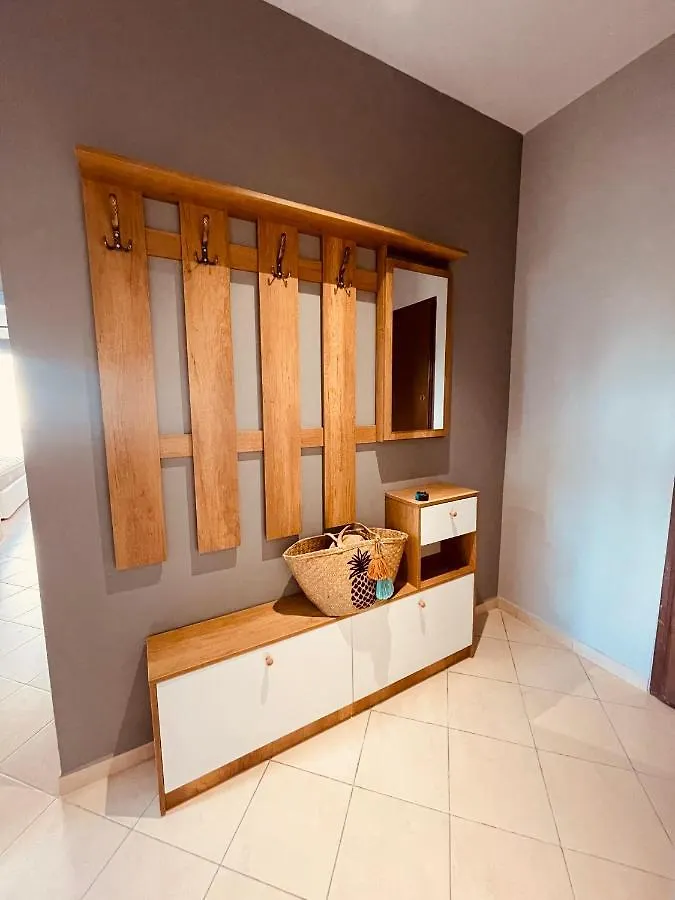 Cheerful 2-Bedroom Apartment In Golem Golem