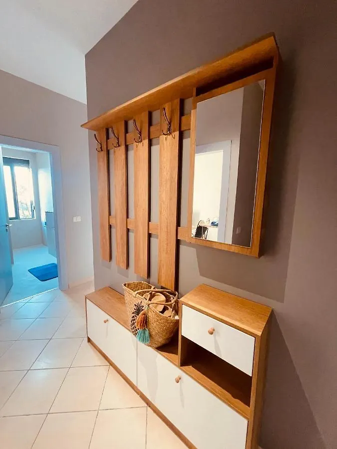 Cheerful 2-Bedroom Apartment In Golem Golem