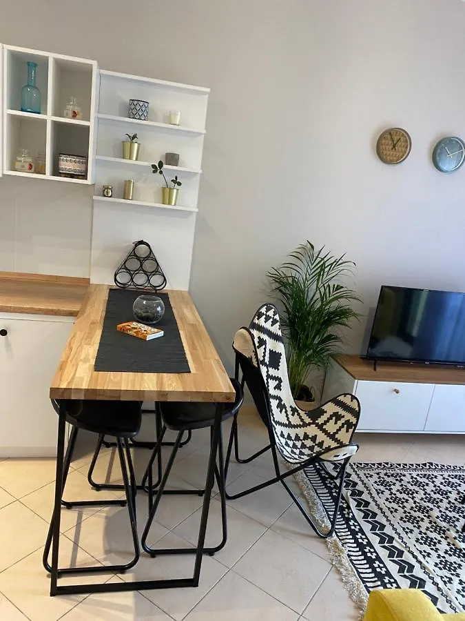 Cheerful 2-Bedroom Apartment In Golem Golem